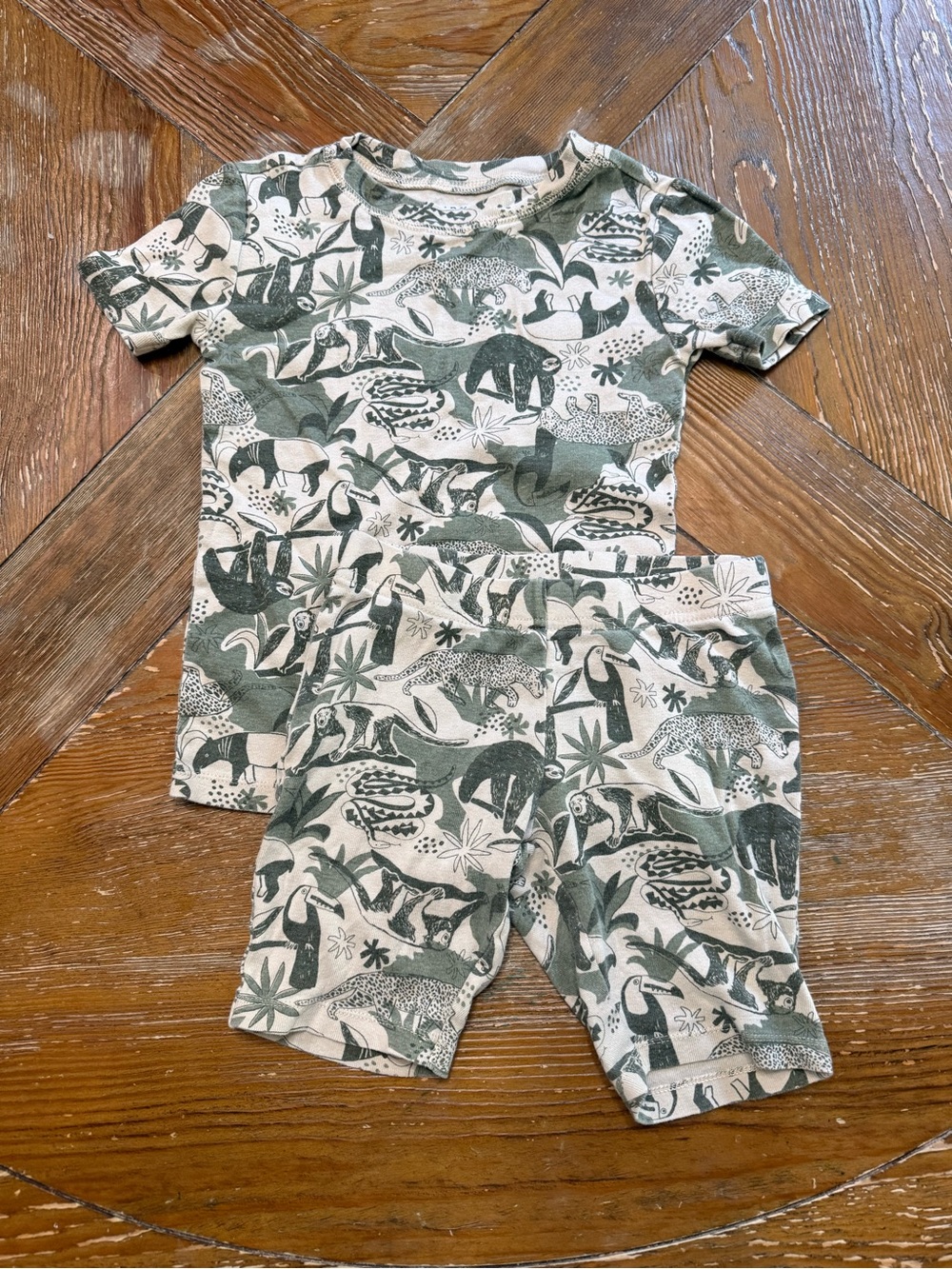 Old Navy kids Short Sleeve Pajama Set in  Animal Print